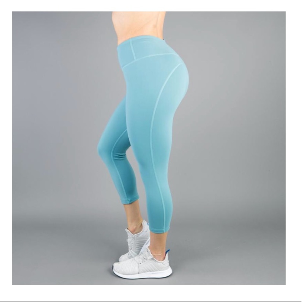 Buffbunny Camila cropped leggings.